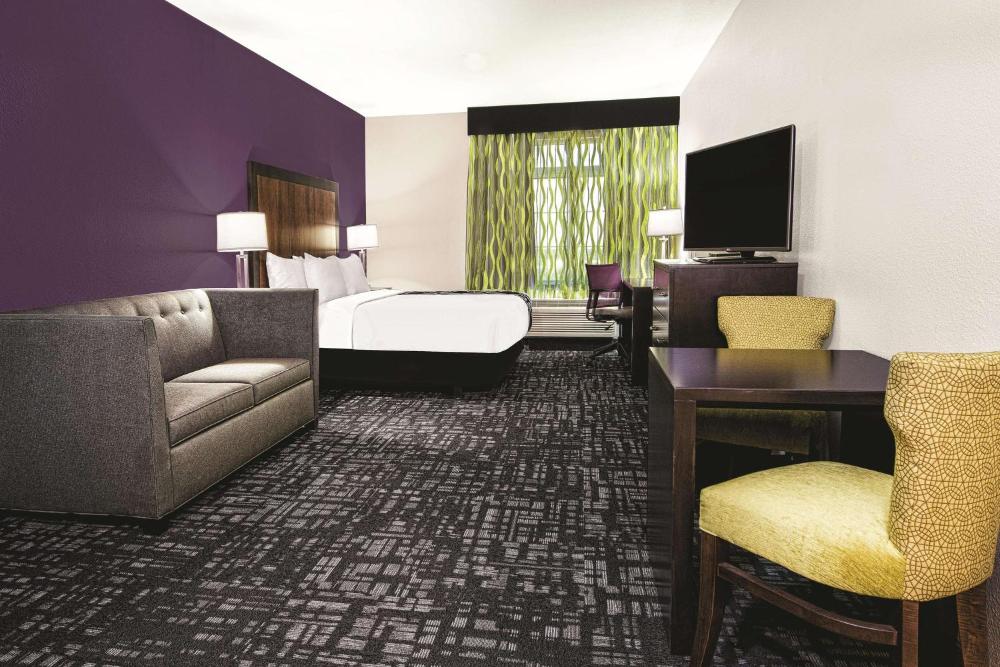 Deluxe King Suite with Bath Tub - Mobility/Hearing Access - Non-Smoking interior