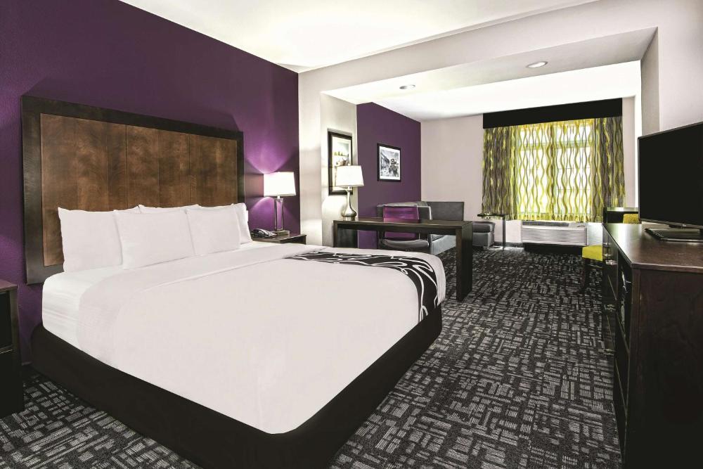 Deluxe King Room with Bath Tub - Mobility/Hearing Accessible - Non-Smoking interior